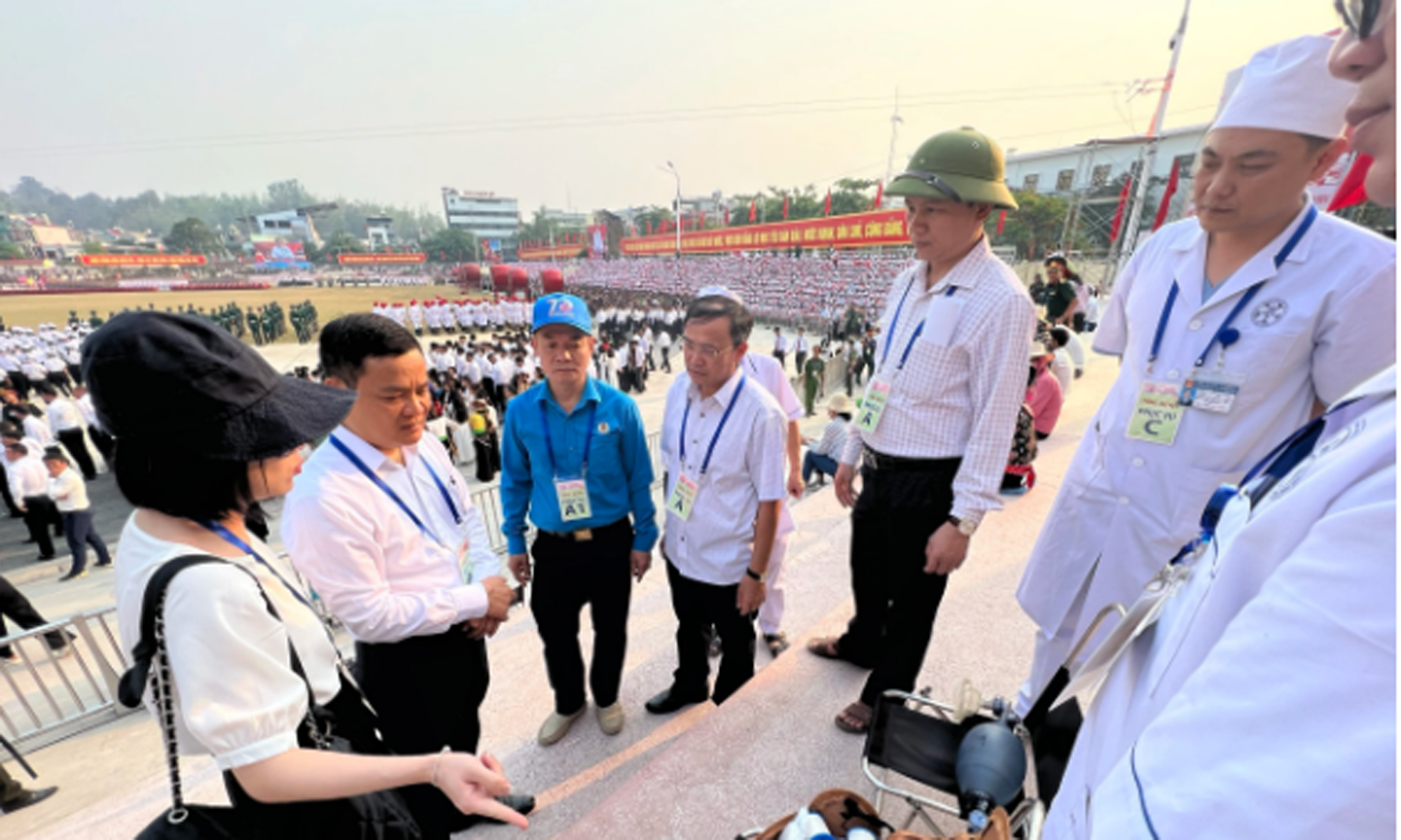 TS Vương Ánh Dương - Phó Cục trưởng Cục Quản lý Khám chữa bệnh làm trưởng đoàn sáng nay (5/5) đã có mặt tại Điện Biên để cùng đồng hành với ngành y tế của tỉnh đảm bảo công tác y tế phục vụ Lễ kỷ niệm 70 năm Chiến thắng Điện Biên Phủ.