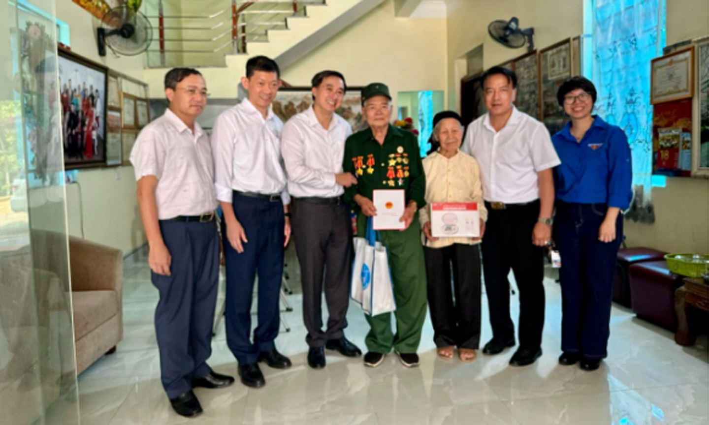 Thứ trưởng Bộ Y tế Trần Văn Thuấn và Phó Chủ tịch UBND tỉnh Điện Biên Vừ A Bằng đến thăm hỏi và tặng quà ông Vũ Mạnh Huyên, 90 tuổi, cựu chiến binh đang sinh sống tại xã Noong Bua, TP Điện Biên Phủ, nhân chứng sống của chiến dịch Điện Biên Phủ.