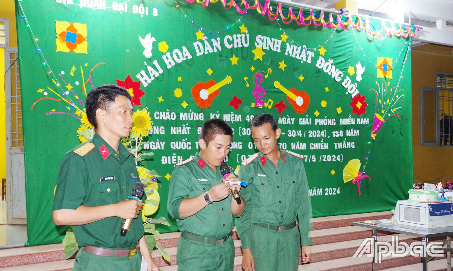  Các chiến sĩ tham gia phần giao lưu, hái hoa dân chủ.