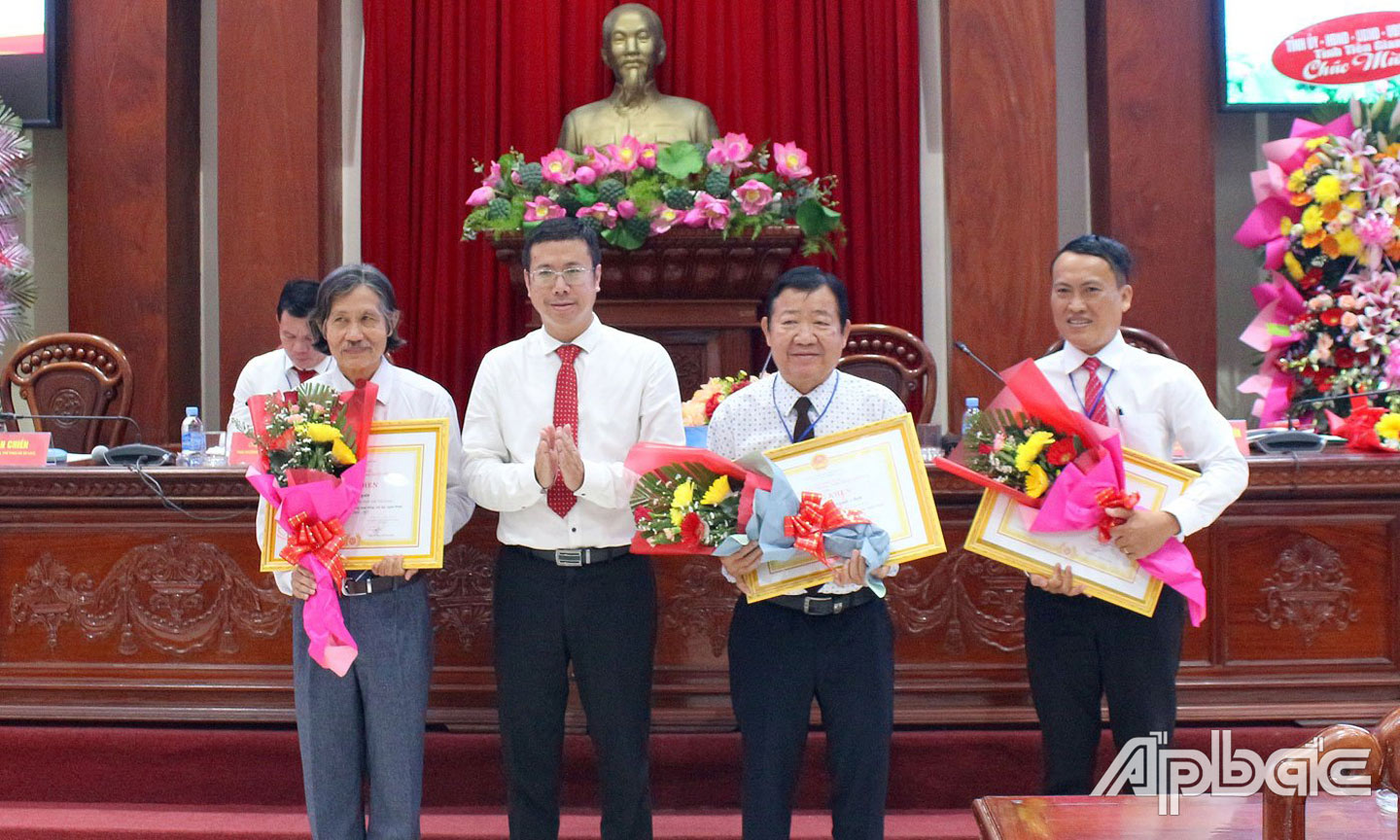 Đồng chí Lê Song Tùng trao Bằng khen của Liên hiệp các Hội Văn học - Nghệ thuật Việt Nam cho lãnh đạo Hội Văn học - Nghệ thuật tỉnh Tiền Giang.                                                                                                 Ảnh: SỬU MINH