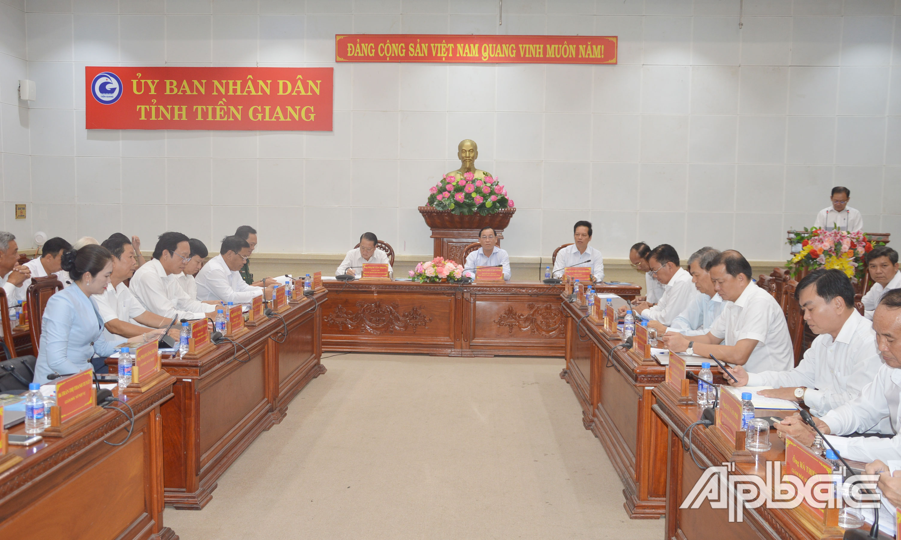 Quang cảnh phiên họp.