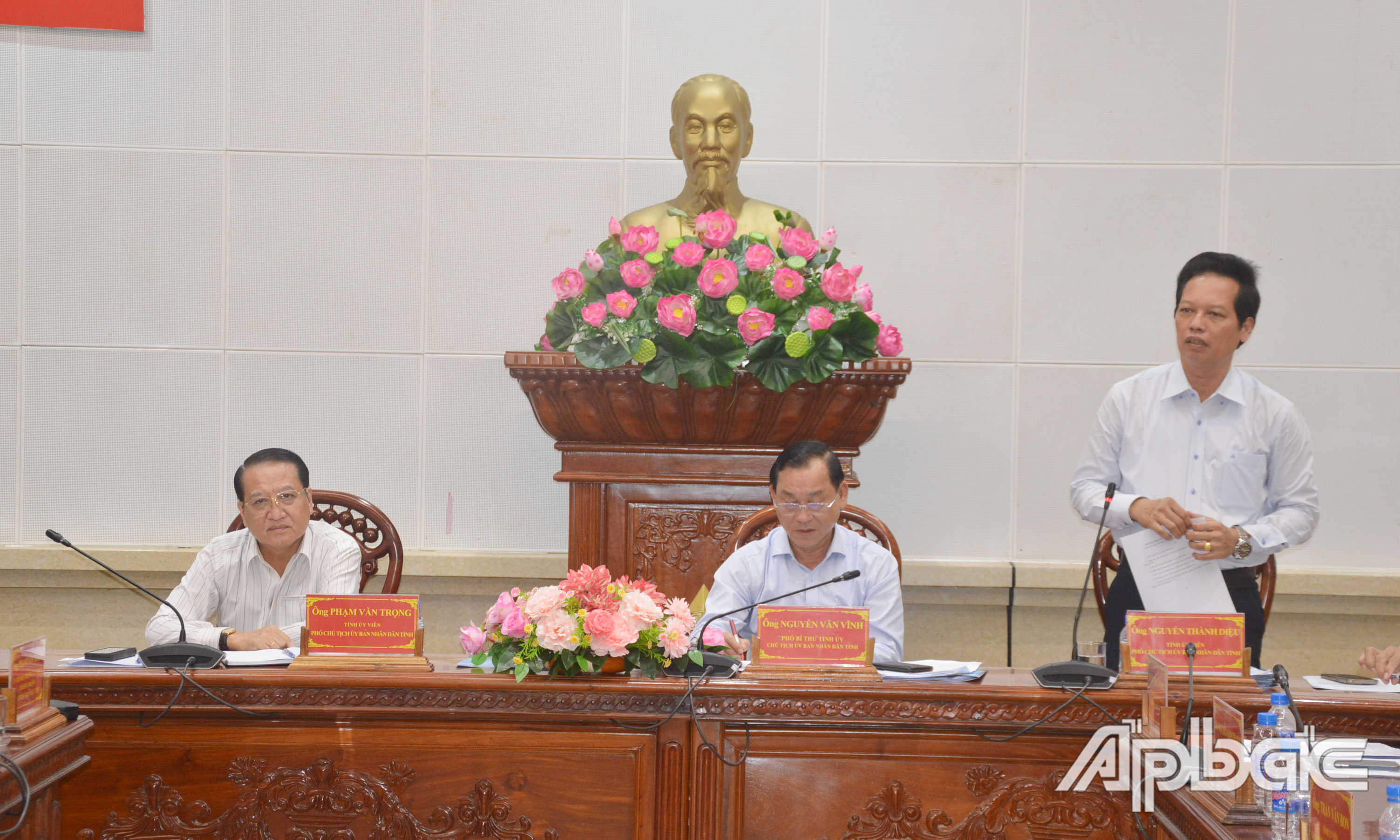 Phó Chủ tịch UBND tỉnh Nguyễn Thành Diệu phát biểu tại phiên họp.
