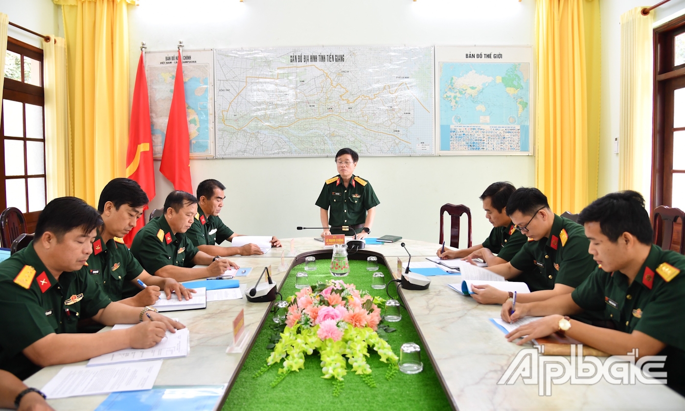 Đại tá Lê Mạnh Cường phát biểu tại buổi kiểm tra.