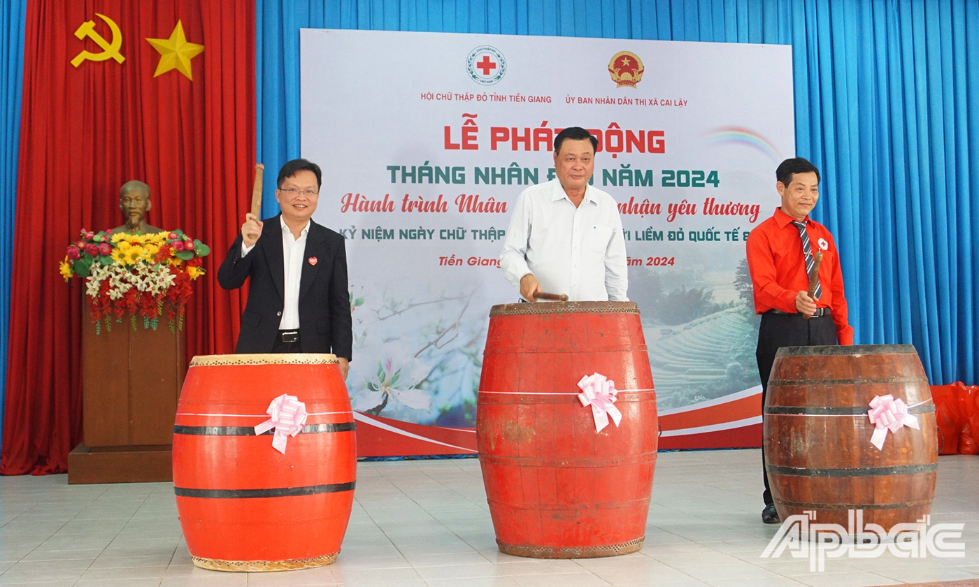 Đại biểu thực hiện nghi thức đánh trống “Phát động” thực hiện Tháng Nhân đạo năm 2024.