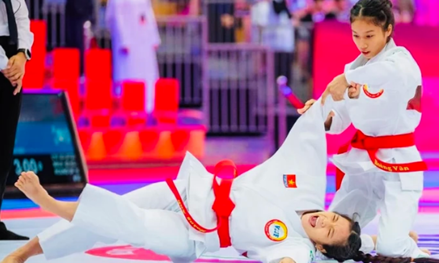 Võ sỹ Việt Nam thể hiện bài duo nữ ở giải năm nay. Ảnh: AJU