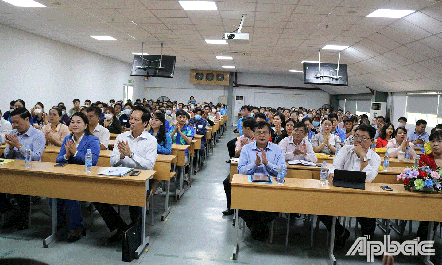 Hội nghị tiếp xúc cử tri chuyên đề giữa Đoàn đại biểu Quốc hội với công nhân lao động làm việc tại các doanh nghiệp thuộc khu công nghiệp Long Giang
