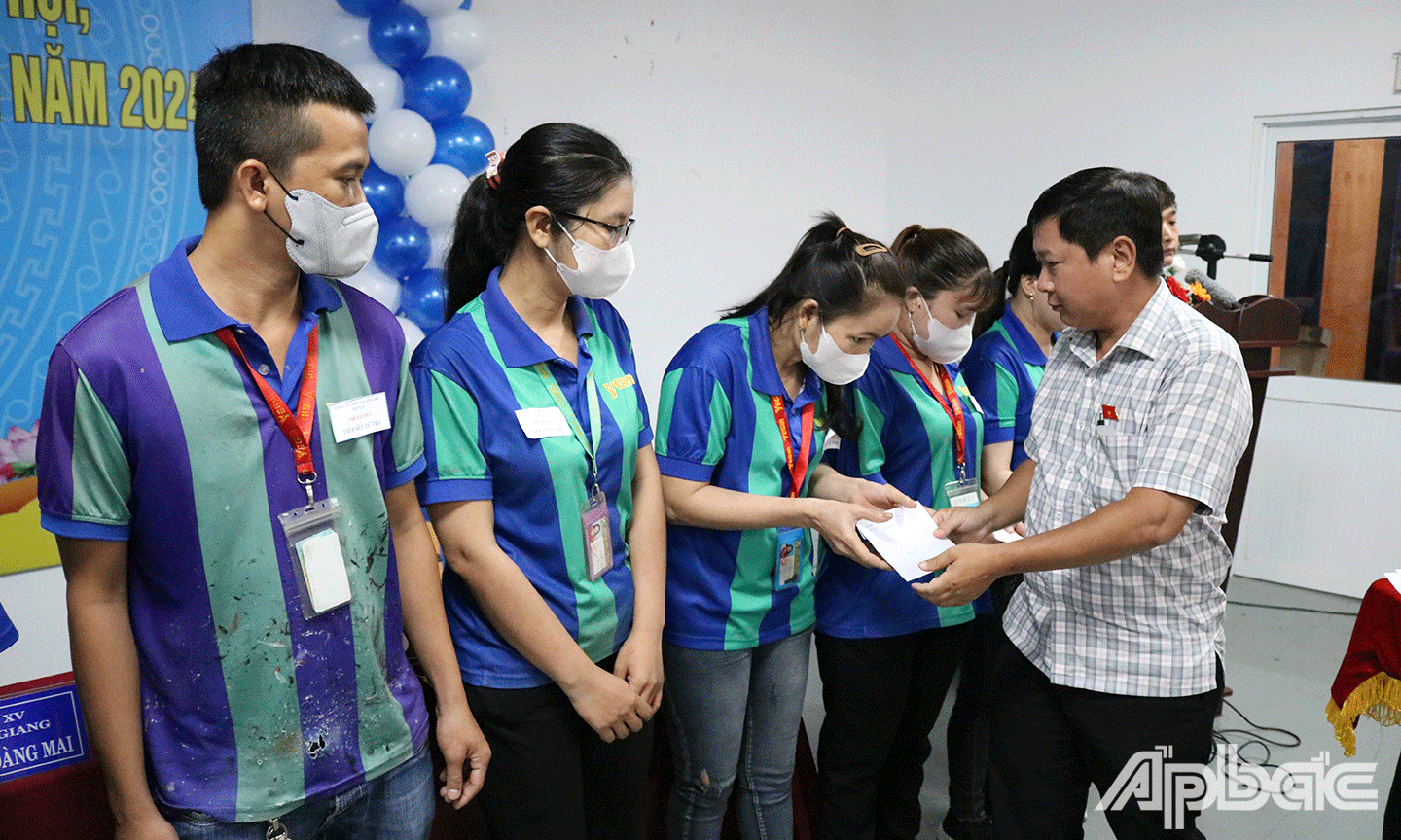Đồng chí Tạ Minh Tâm trao quà cho công nhân lao động khó khăn