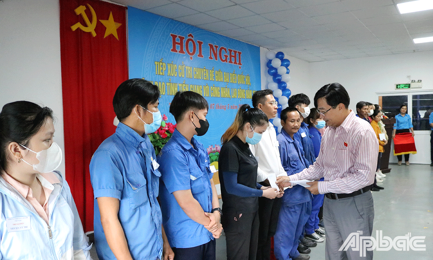 Đồng chí Nguyễn Minh Sơn trao quà cho công nhân khó khăn
