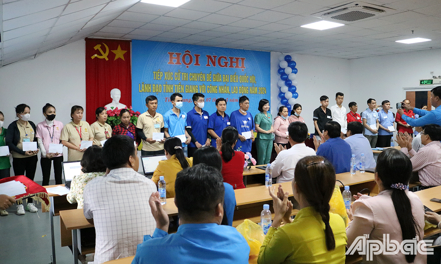 Đồng chí Nguyễn Thanh Cầm tặng quà cho công nhân khó khăn