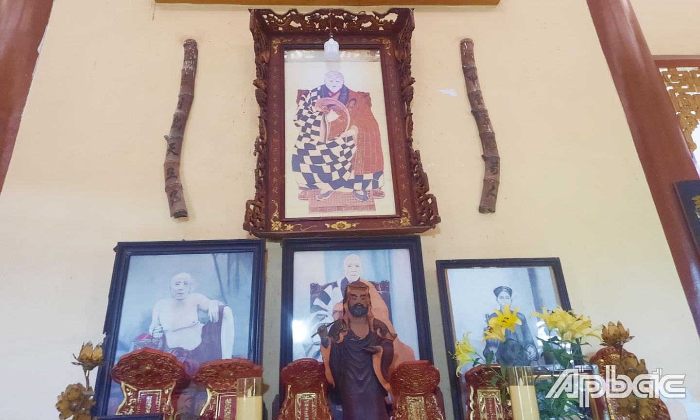 Trên bàn thờ hậu tổ được trang trí biển đại tự “Tổ Ấn Trùng Quang” và ảnh tổ khai sơn đề chữ “Kim Chương sắc tứ đại lão hòa thượng”, 2 bên trang trí đôi liễn bằng 2 mảnh thân cây tre gai hình chữ “S”.