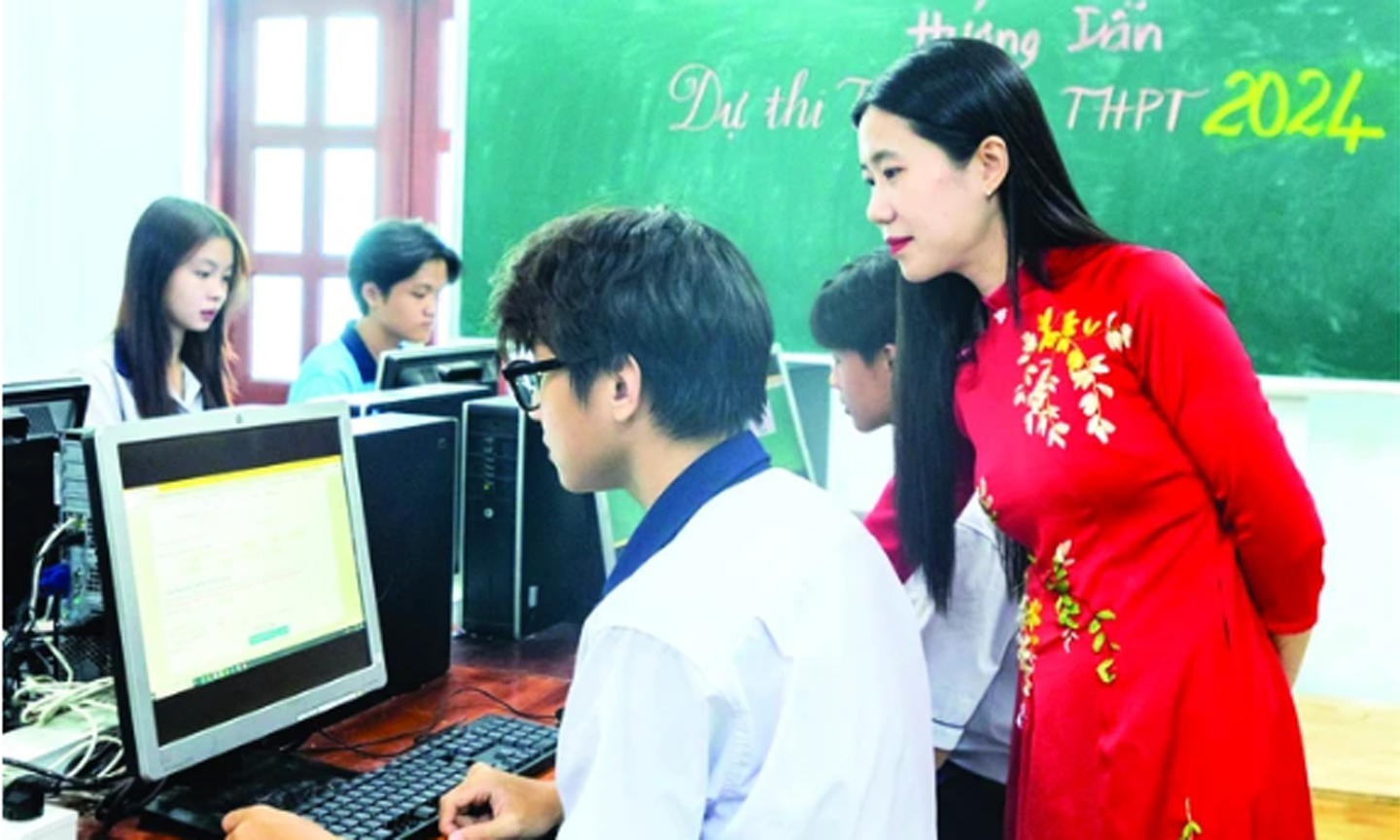 Cán bộ hướng dẫn học sinh Trung tâm Giáo dục phổ thông (Trường ĐH Công thương TPHCM) đăng ký dự thi tốt nghiệp THPT năm 2024. Ảnh: THANH HÙNG