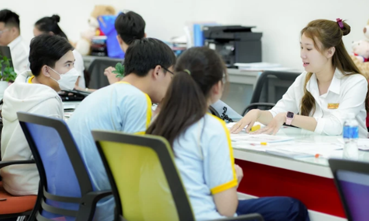 Cán bộ hướng dẫn học sinh Trung tâm Giáo dục phổ thông (Trường ĐH Công thương TPHCM) đăng ký dự thi tốt nghiệp THPT năm 2024. Ảnh: THANH HÙNG