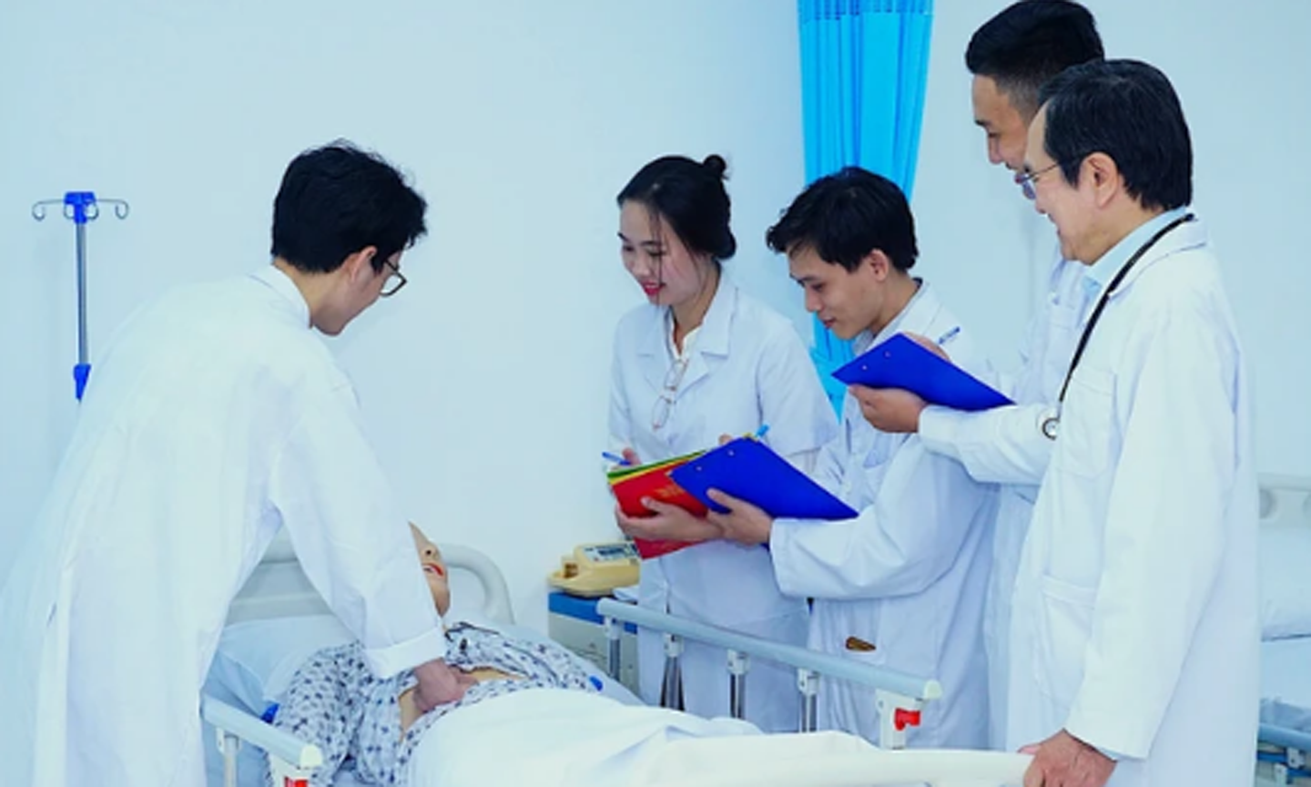 Sinh viên khối ngành sức khỏe Trường Cao đẳng Đại Việt Sài Gòn trong giờ học thực hành.