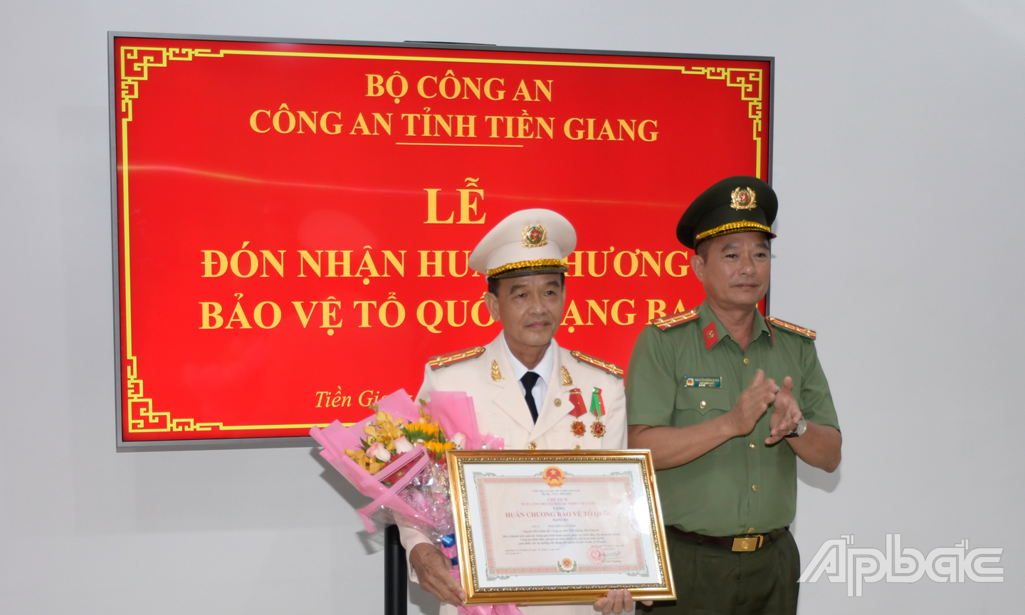 Đại tá Nguyễn Hồng Khắc, Phó Giám đốc Công an tỉnh trao Huân chương Bảo vệ Tổ quốc hạng Ba của Chủ tịch nước tặng Đại tá Nguyễn Văn Tảo. 