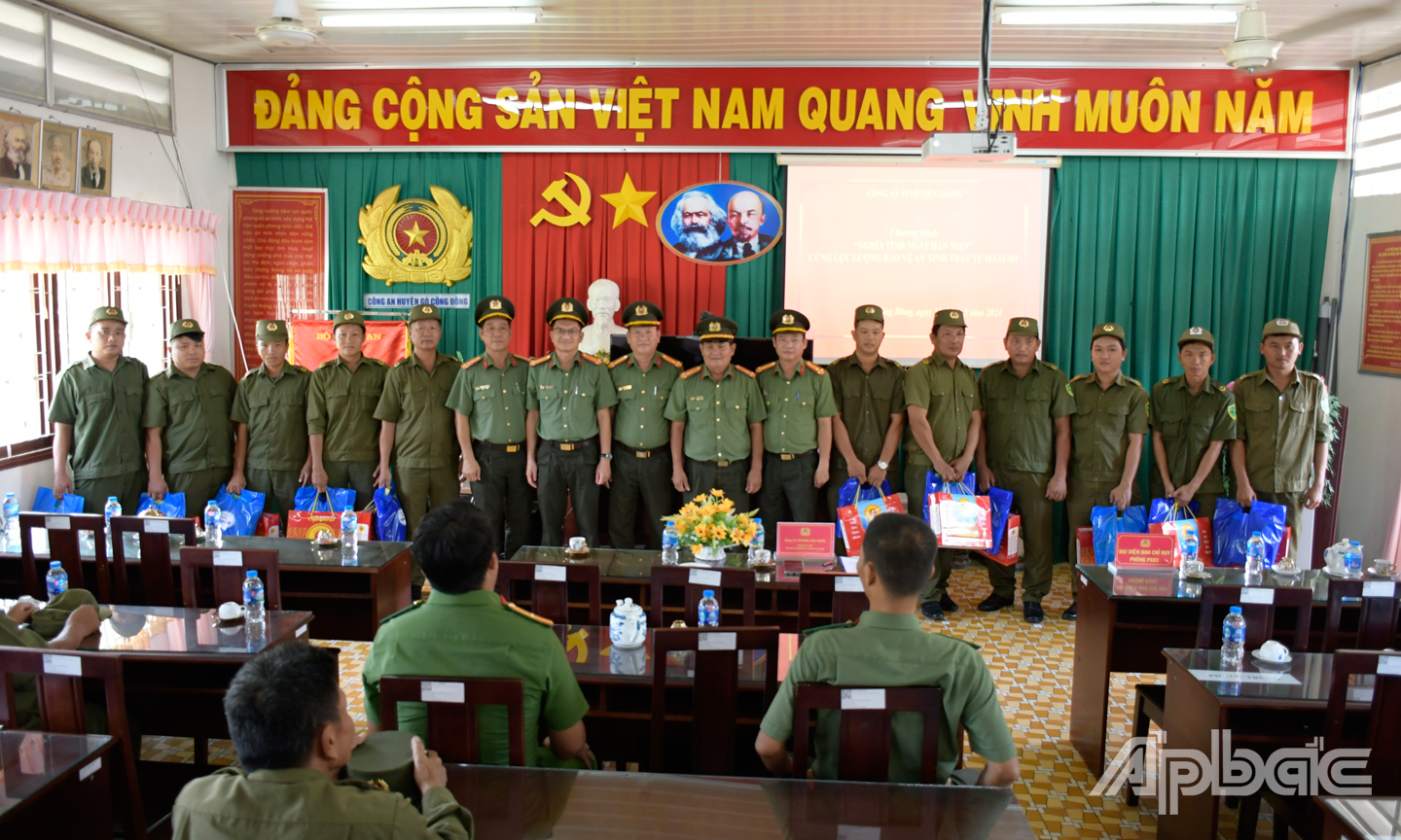 Chương trình “Nghĩa tình ngày hạn, mặn” cùng lực lượng bảo vệ an ninh trật tự ở cơ sở” tại huyện Gò Công Đông. Ảnh: THANH VIỆT