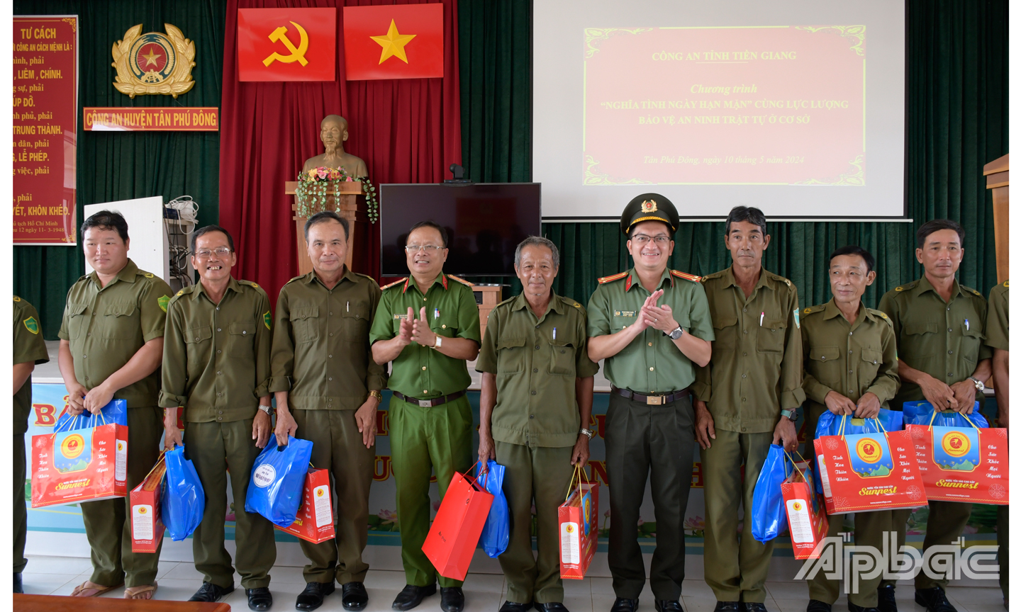 Chương trình “Nghĩa tình ngày hạn, mặn” cùng lực lượng bảo vệ an ninh trật tự ở cơ sở tại huyện Tân Phú Đông. Ảnh: THANH VIỆT