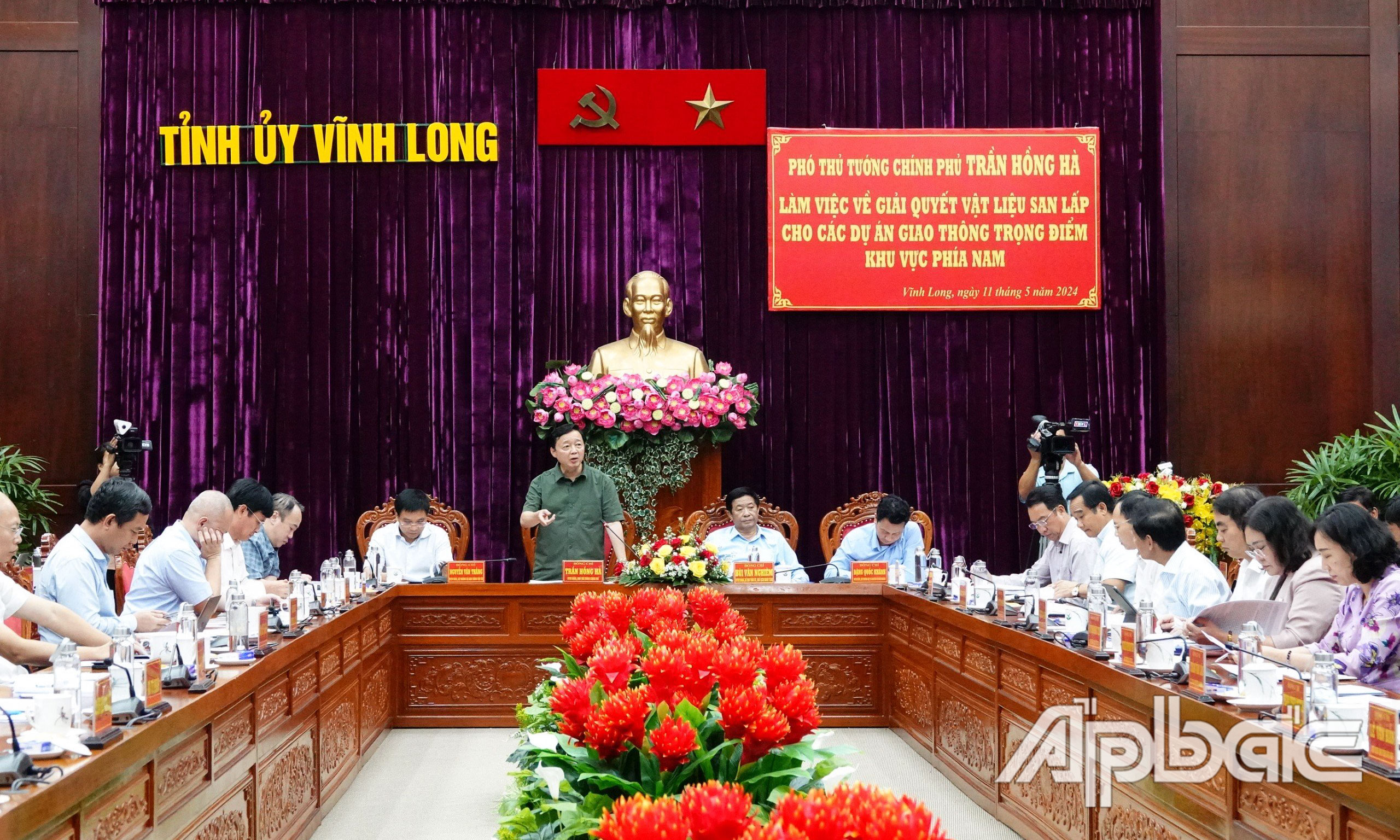 Quang cảnh buổi làm việc.