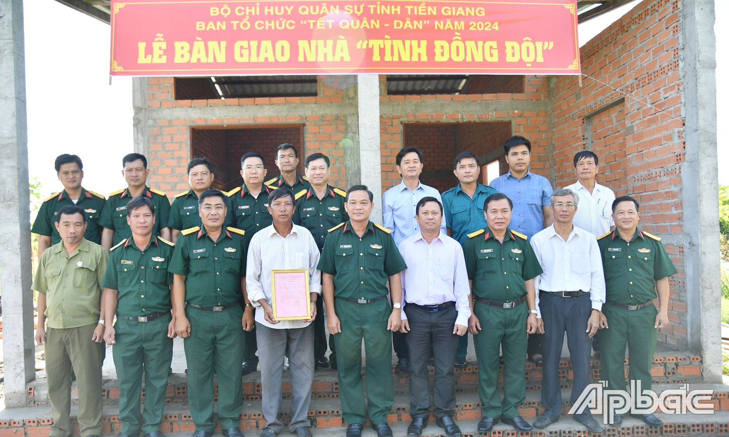  Đại biểu chụp ảnh lưu niệm tại Lễ bàn giao nhà “Tình đồng đội” trong hoạt động “Tết Quân - dân” năm 2024.                                                                                                                                                           Ảnh: THANH LÂM