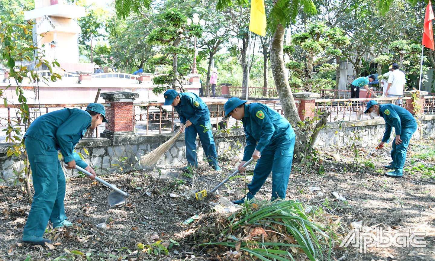 Lực lượng Dân quân chung tay làm đẹp cảnh quan môi trường.  Ảnh: THANH LÂM