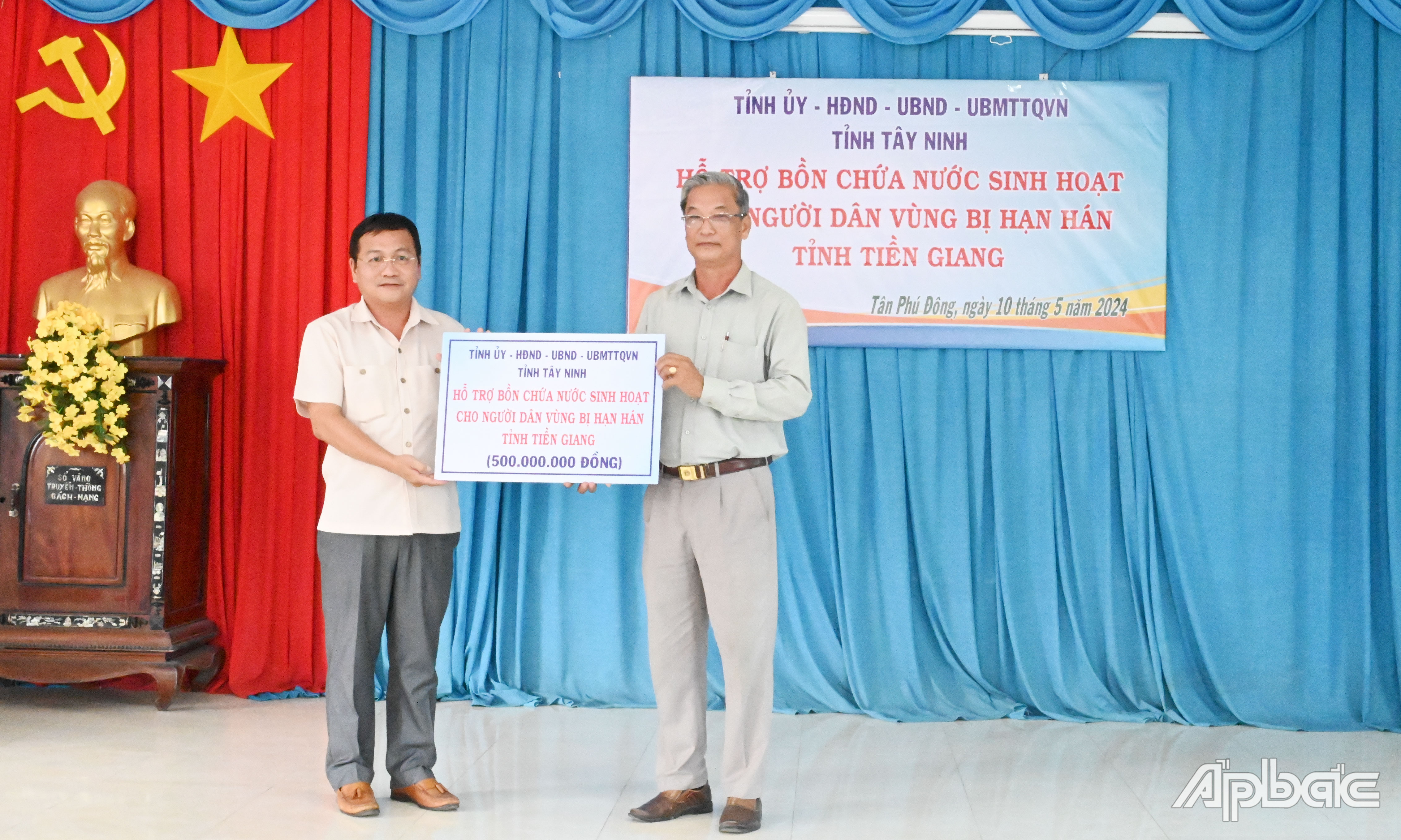Đồng chí Hồ Đức Hải trao bảng tượng trưng 500 triệu đồng cho người dân vùng hạn, mặn tỉnh Tiền Giang.