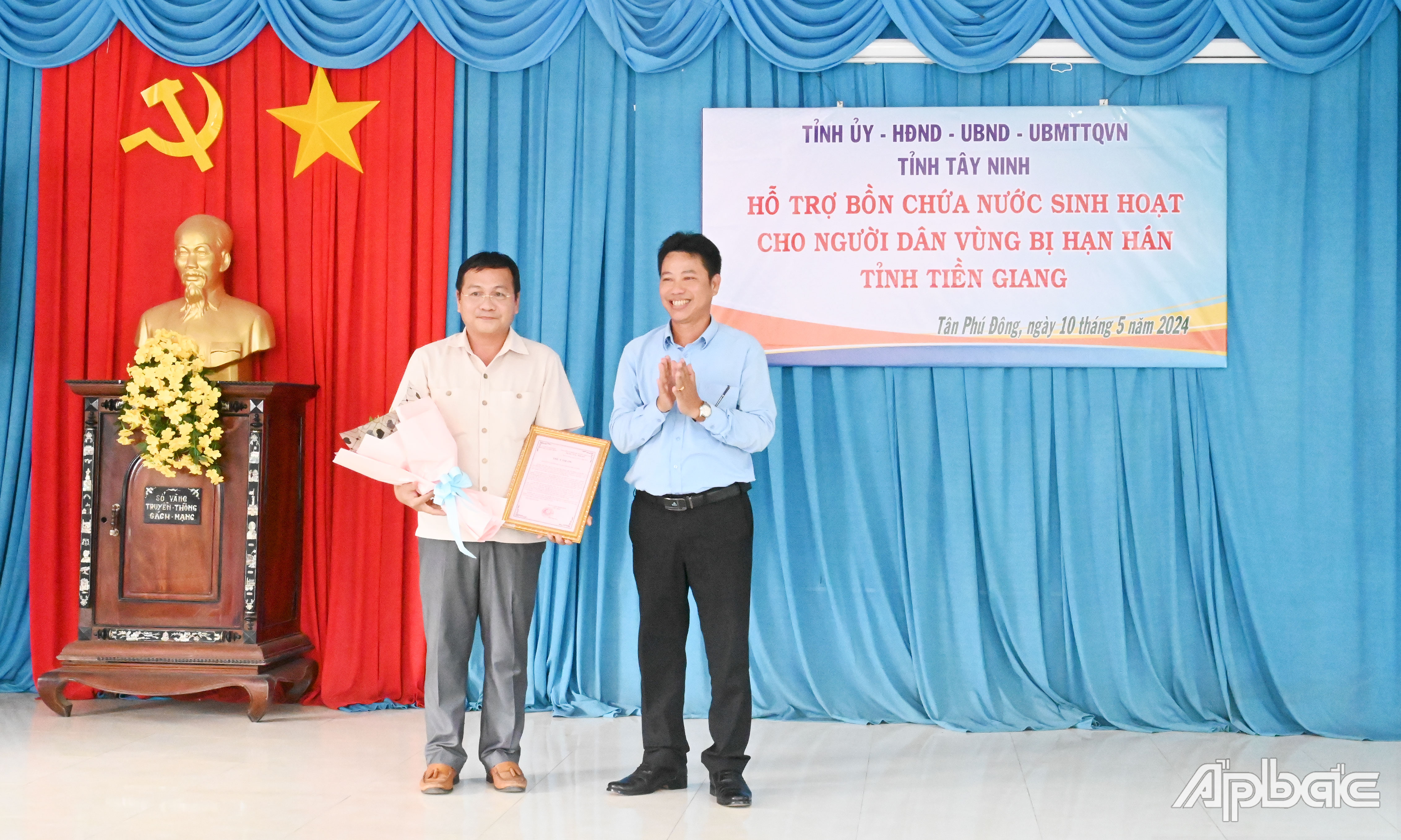 Đồng chí Phan Văn Bắc trao hoa và thư cảm ơn cho Đoàn công tác tỉnh Tây Ninh.
