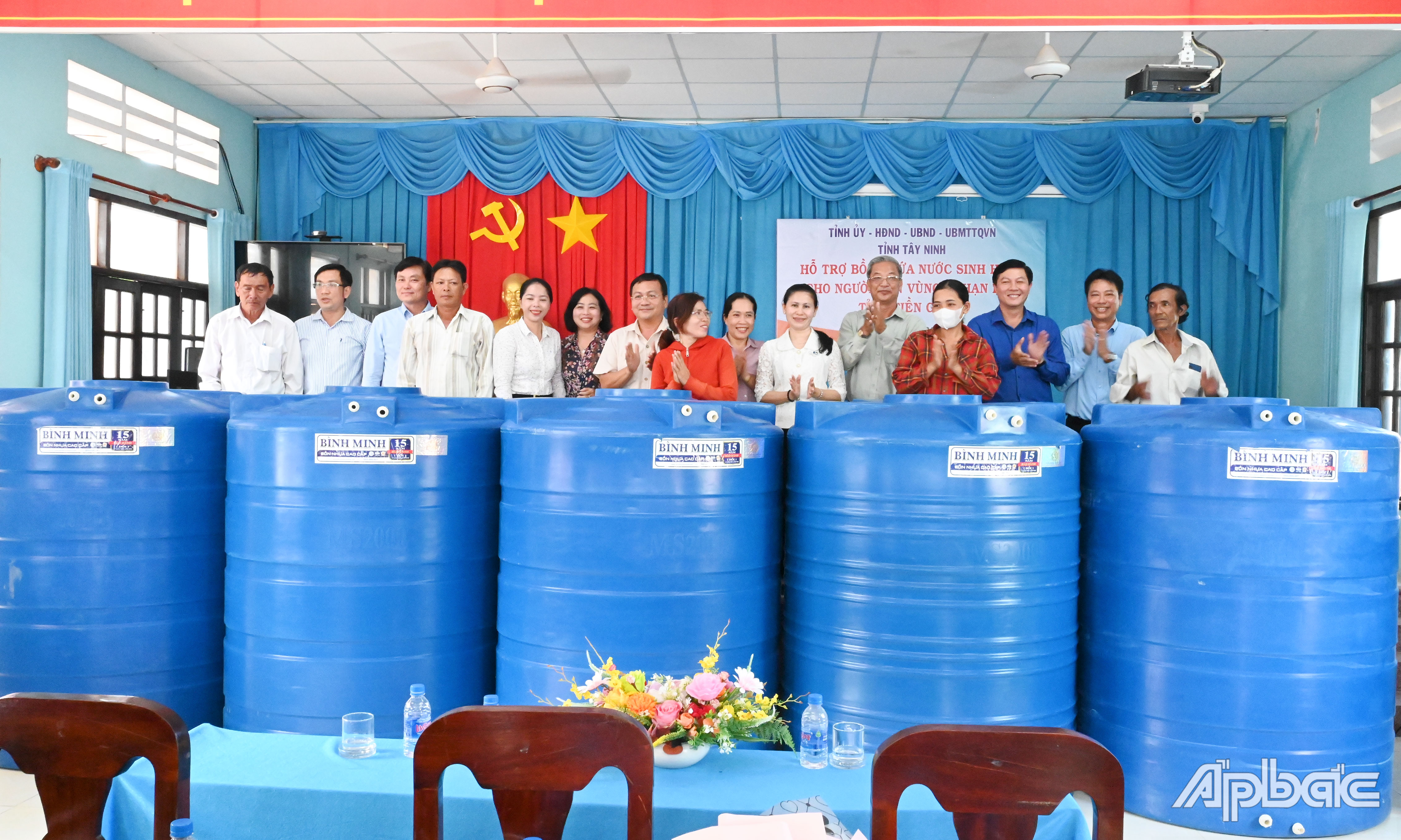 Đoàn công tác tỉnh Tây Ninh trao bồn chứa nước cho người dân huyện Tân Phú Đông.