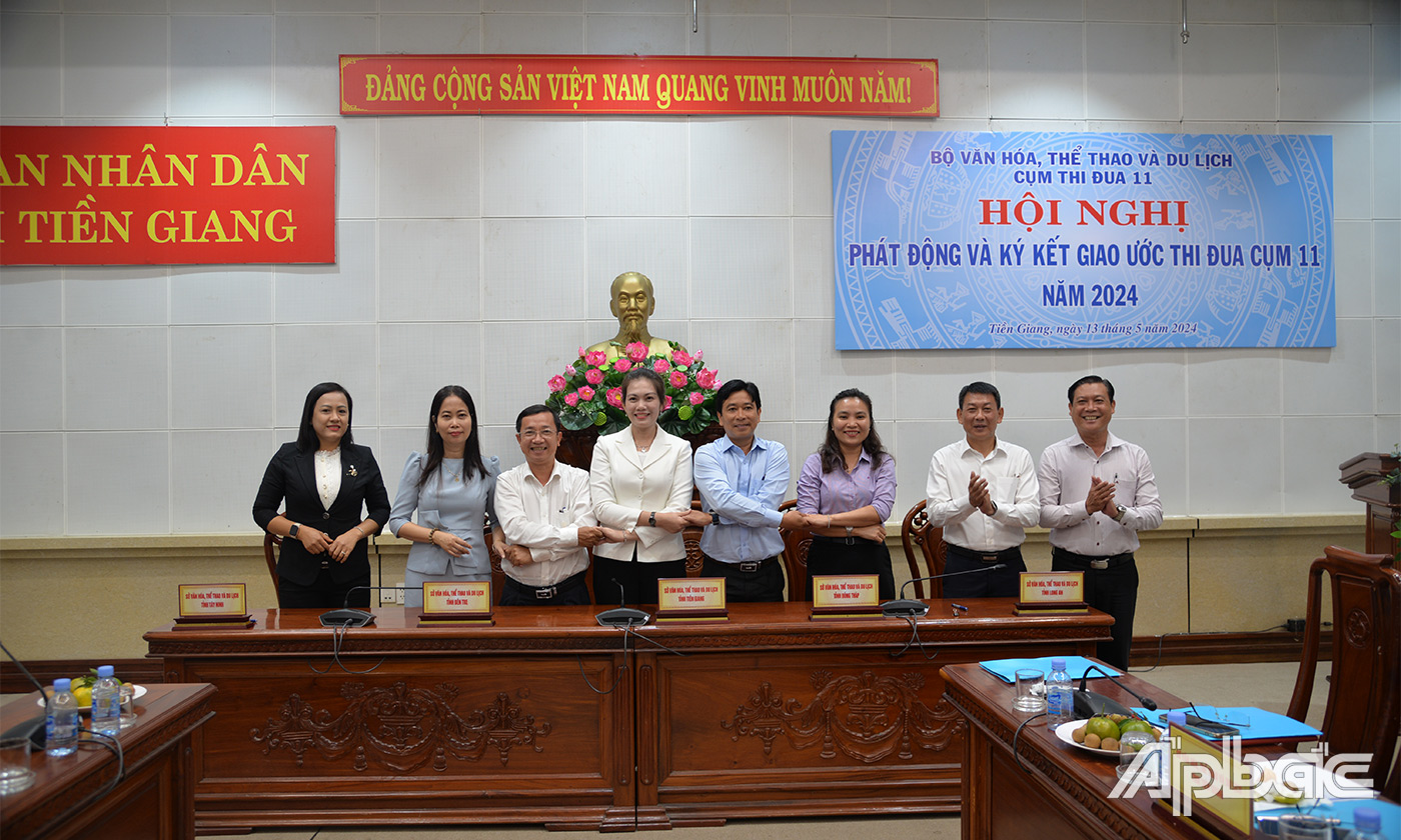 Đại diện các đơn vị trong Cụm thi đua 11 ký giao ước thi đua