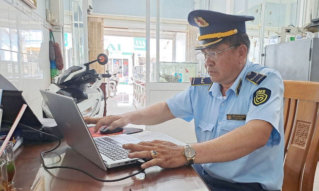 Đội QLTT số 5 kiểm tra doanh nghiệp kinh doanh vàng trang sức vi phạm về biển hiệu.