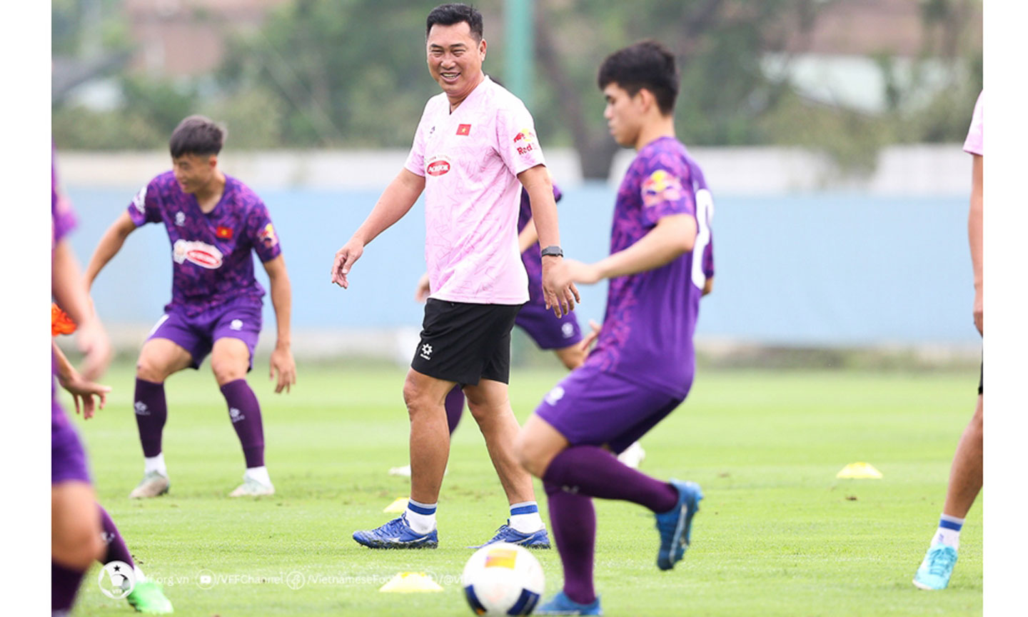  Ông Hứa Hiền Vinh dẫn dắt đội tuyển U19 Việt Nam. Ảnh: VFF
