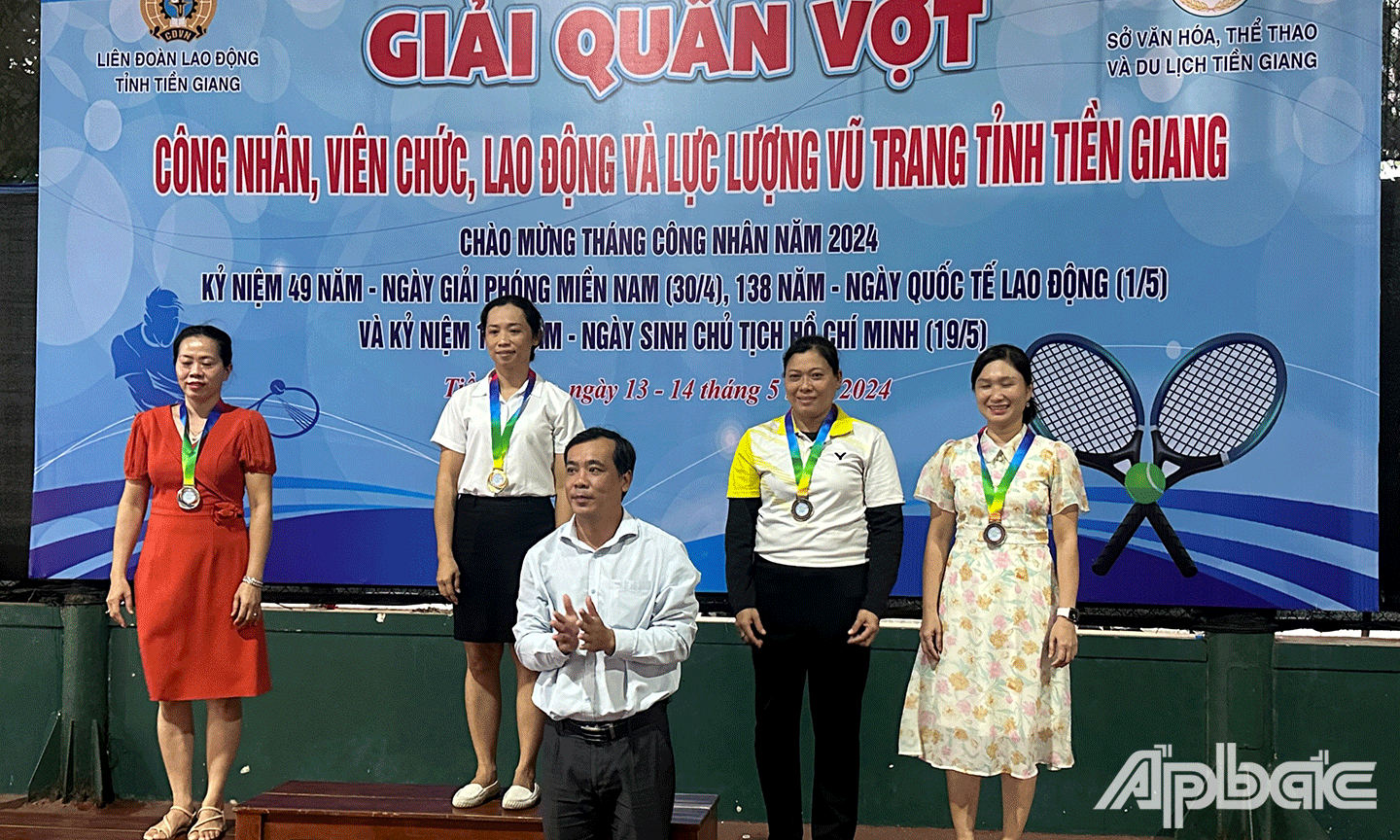 Ban tổ chức trao giải cho các đội
