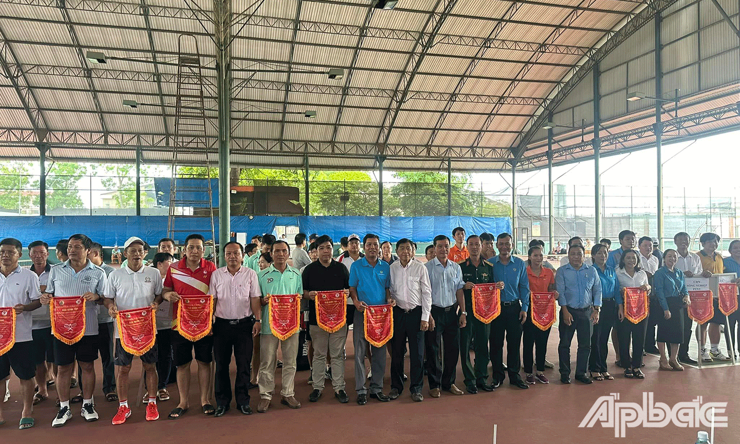 Ban tổ chức tặng cờ lưu niệm cho các đội