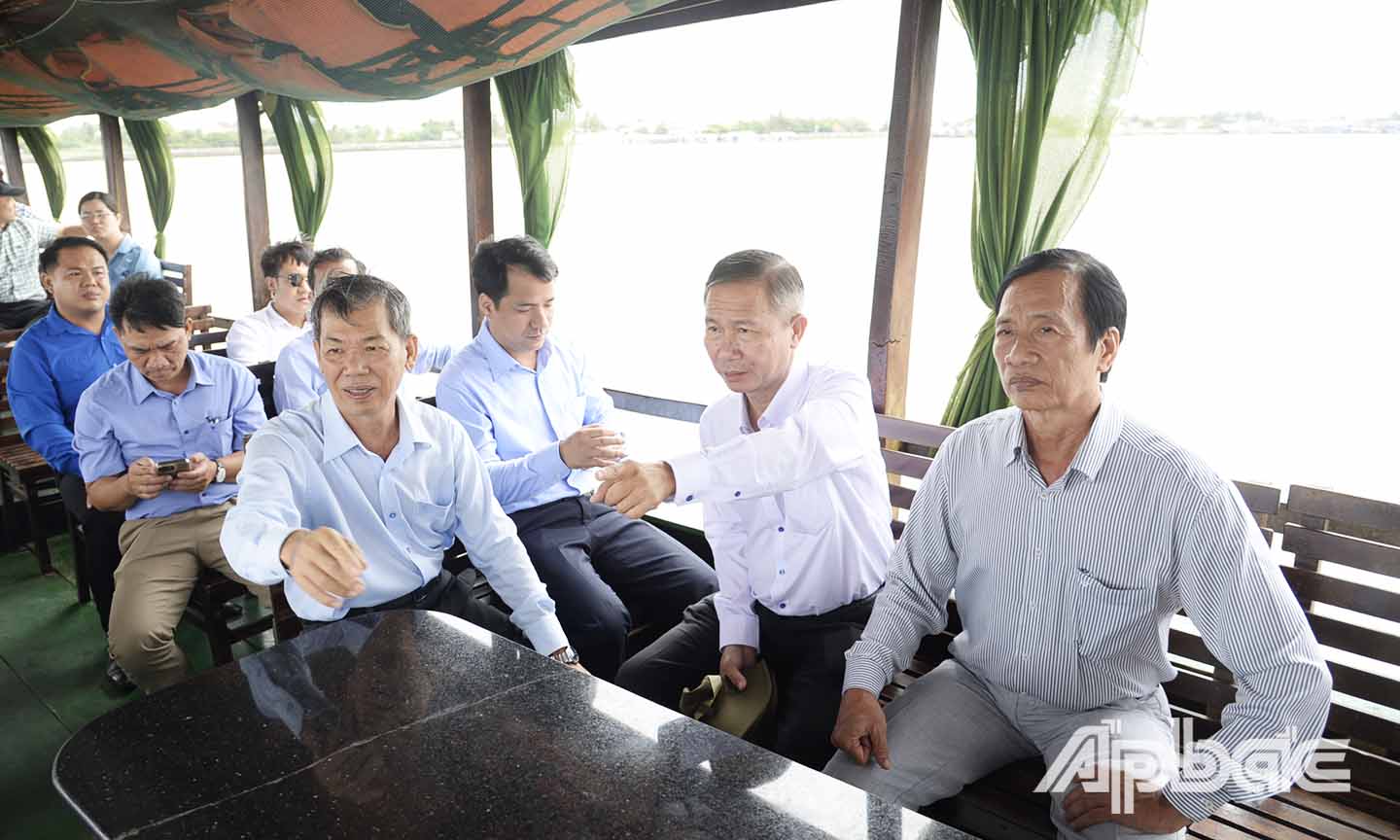 Đồng chí Ngô VăĐoàn công tác Trung ương kiểm tra thực tế tại đê biển Gò Công  (khu vực xã Tân Thành, huyện Gò Công Đông) trong chuyến kiểm tra iểm tra công tác phòng, chống thiên tai tại Tiền Giang/