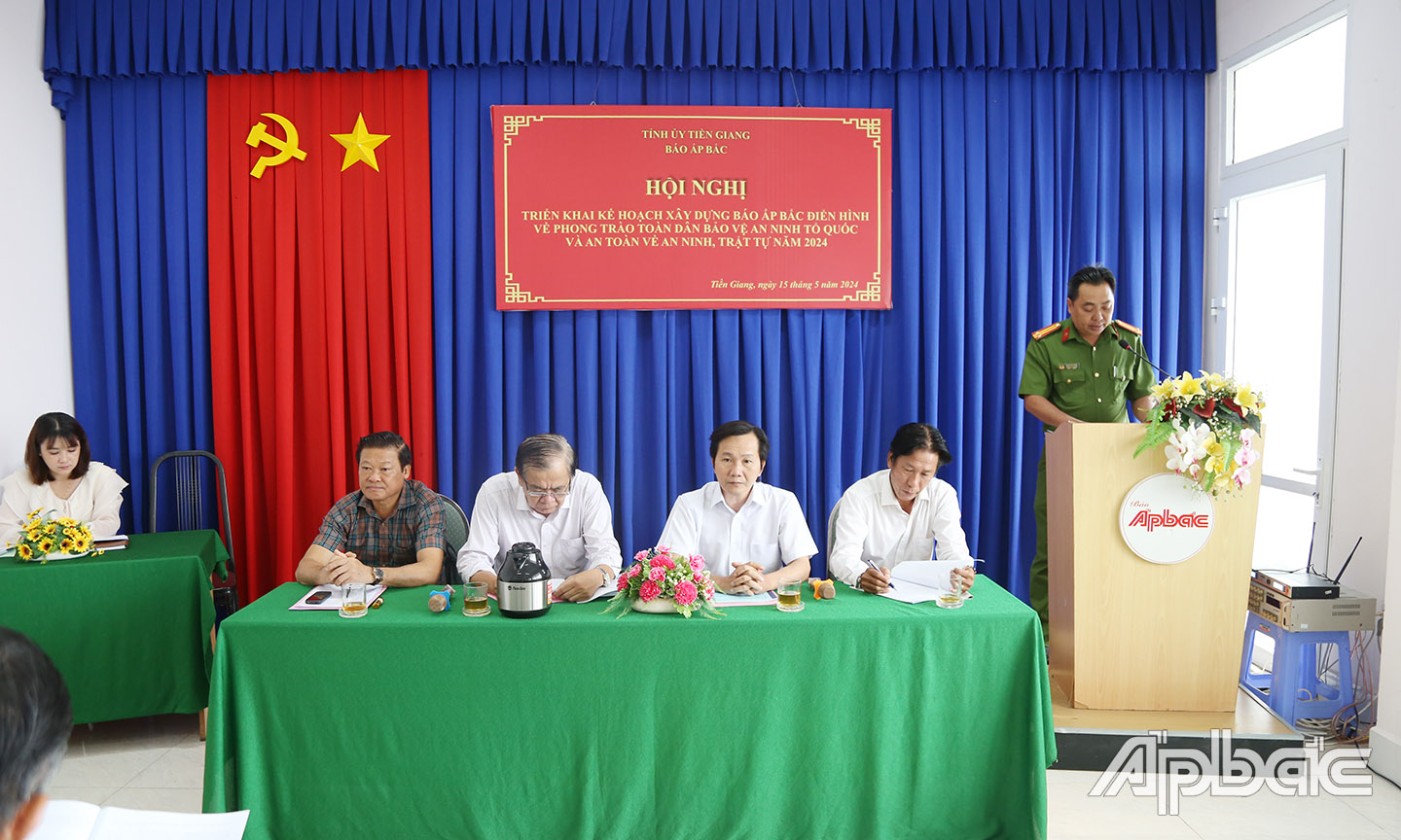 Lãnh đạo Công an tỉnh và Báo Ấp Bắc chủ trì hội nghị.