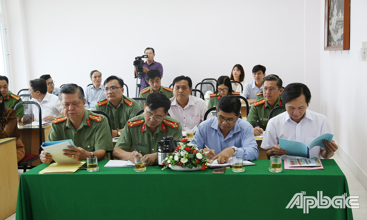 Đại biểu về tham dự hội nghị.