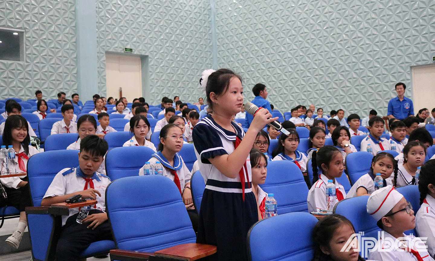 Hoc sinh đặt câu hỏi đến Chương trình “Lãnh đạo tỉnh, đại biểu Quốc hội, Hội đồng nhân dân gặp gỡ thiếu nhi tiêu biểu” tỉnh Tiền Giang năm 2024