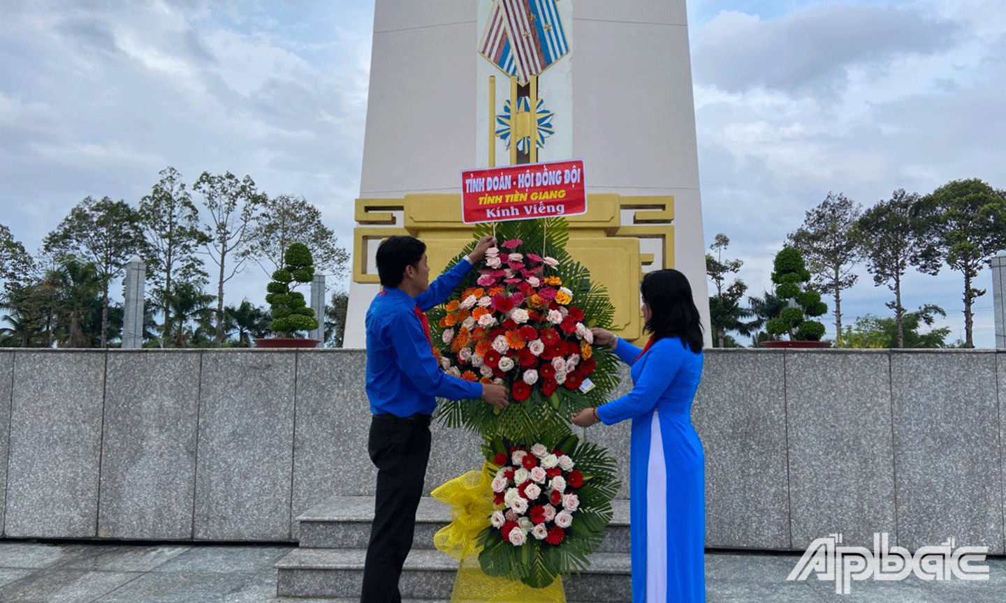 Trước đó, Tỉnh đoàn - Hội đồng Đội tỉnh Tiền Giang và Sở Giáo dục và Đào tạo tỉnh  cùng các em thiếu nhi đã đến Viếng và dâng hương nghĩa trang liệt sĩ tỉnh. 