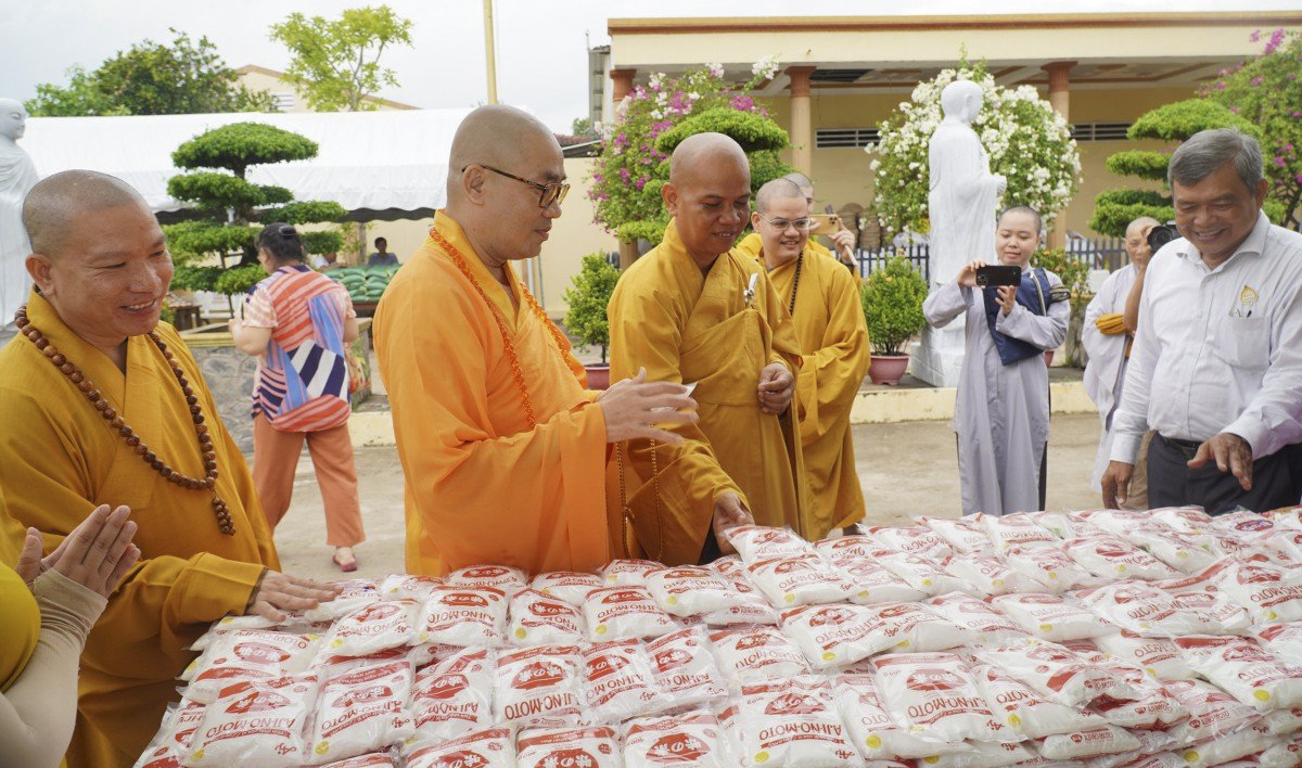 Thường trực Ban Trị sự Phật giáo tỉnh và lãnh đạo TP. Mỹ Tho tham quan phiên chợ 0 đồng