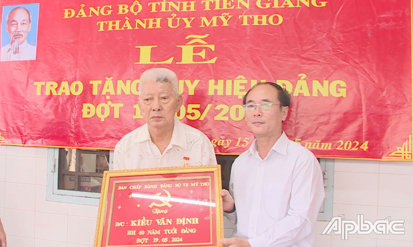 Bí thư Thành ủy Mỹ Tho trao tặng khánh vàng của Ban Chấp hành Đảng bộ TP. Mỹ Tho cho đồng chí Kiều Văn Đinh, nguyên Viện trưởng Viện kiểm sát nhân dân tỉnh Tiền Giang