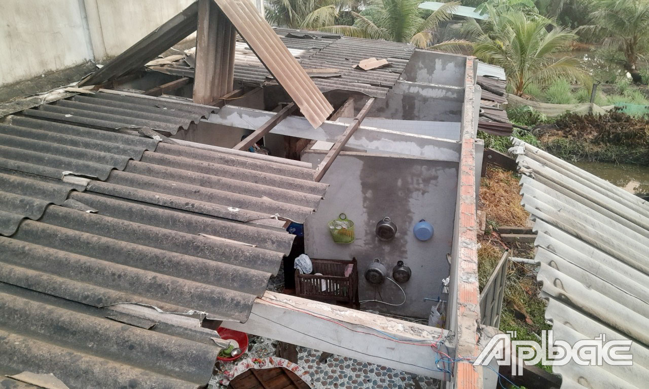 Căn nhà bị tốc mái tại xã Tam Hiệp.
