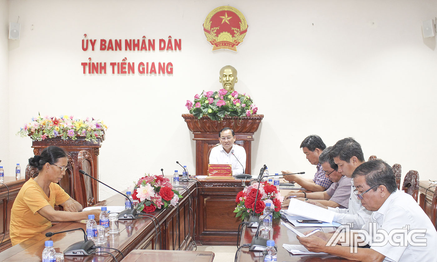 Quang cảnh buổi tiếp bà Dương Thị Phúc cùng ấp 4, xã Tân Lập 1, huyện Tân Phước. 