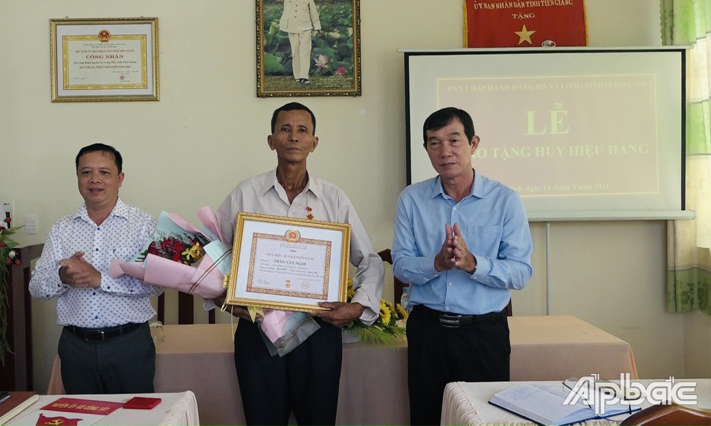 Trao Huy hiệu Đảng cho đảng viên tại xã Long Bình