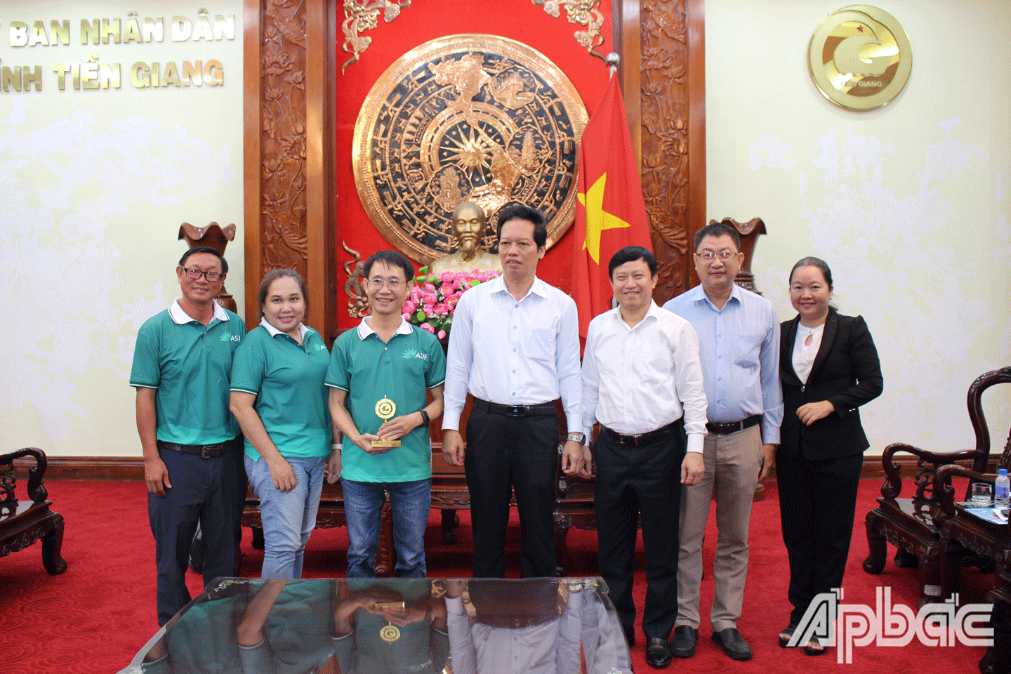 Các đại biểu chụp ảnh lưu niệm. 