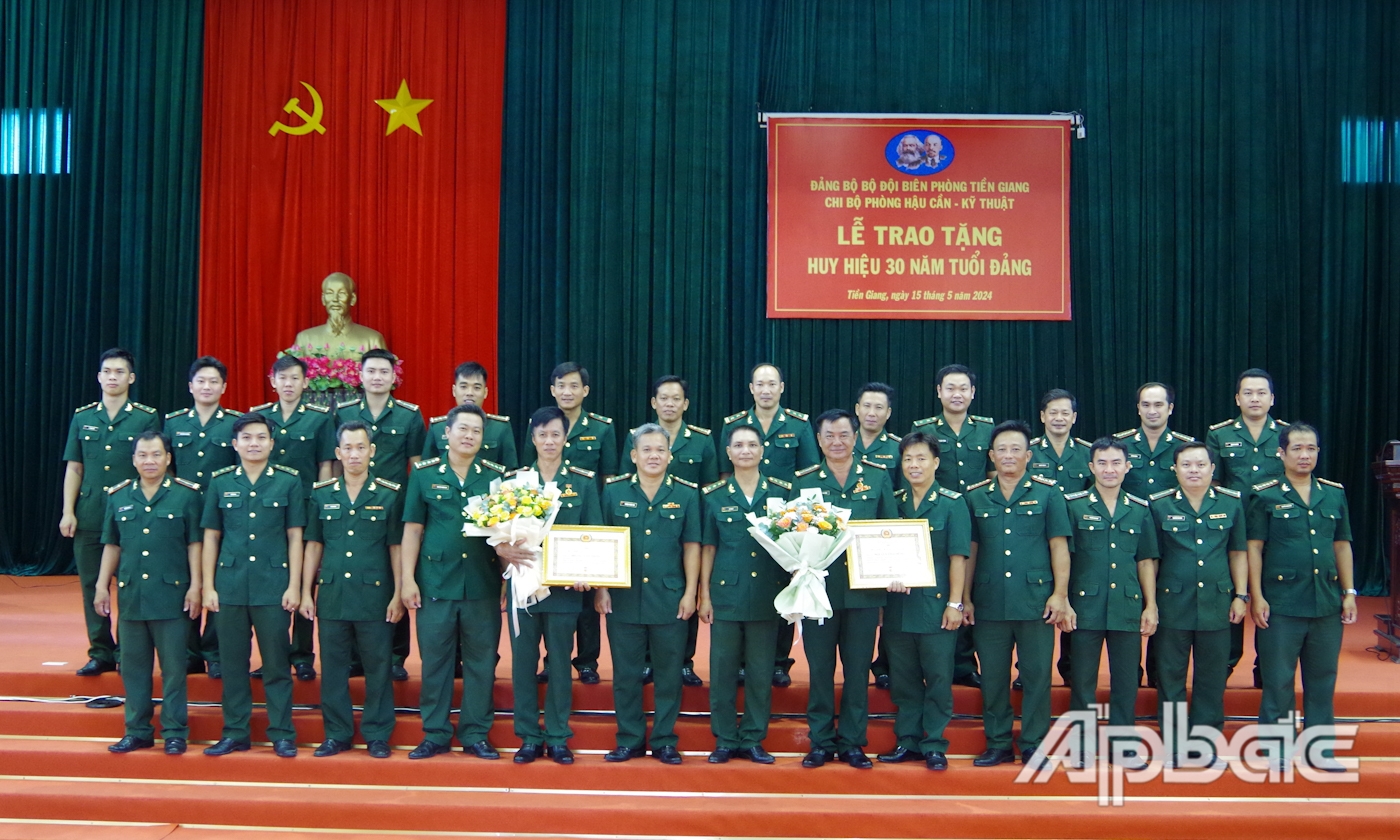 Cán bộ, đảng viên trong chi bộ chúc mừng 2 đồng chí nhận Huy hiệu 30 năm tuổi Đảng.