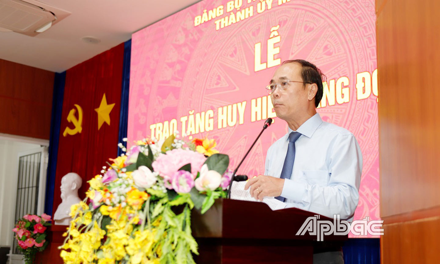 Bí thư Thành ủy Trần Kim Trát phát biểu tại buổi lễ.