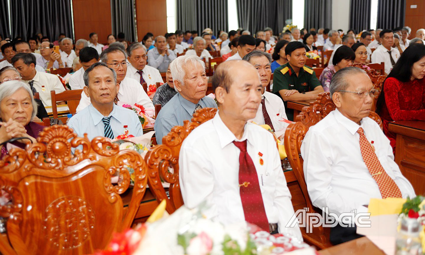 Đảng viên tham dự tại buổi lễ.