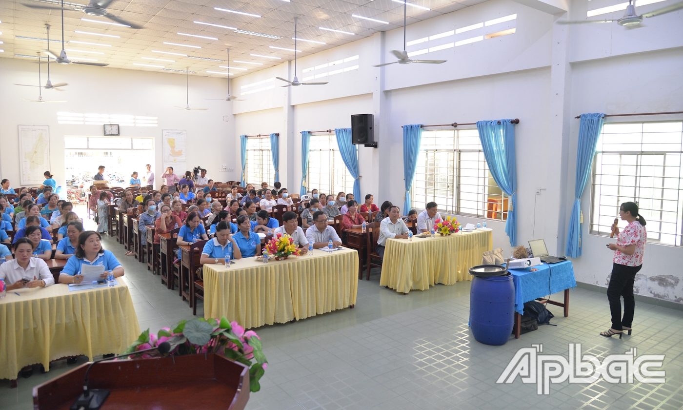 Hội LHPN tỉnh tuyên truyền hướng dẫn hội viên, phụ nữ thực hiện thu gom, phân loại và xử lý rác thải sinh hoạt tại nguồn.