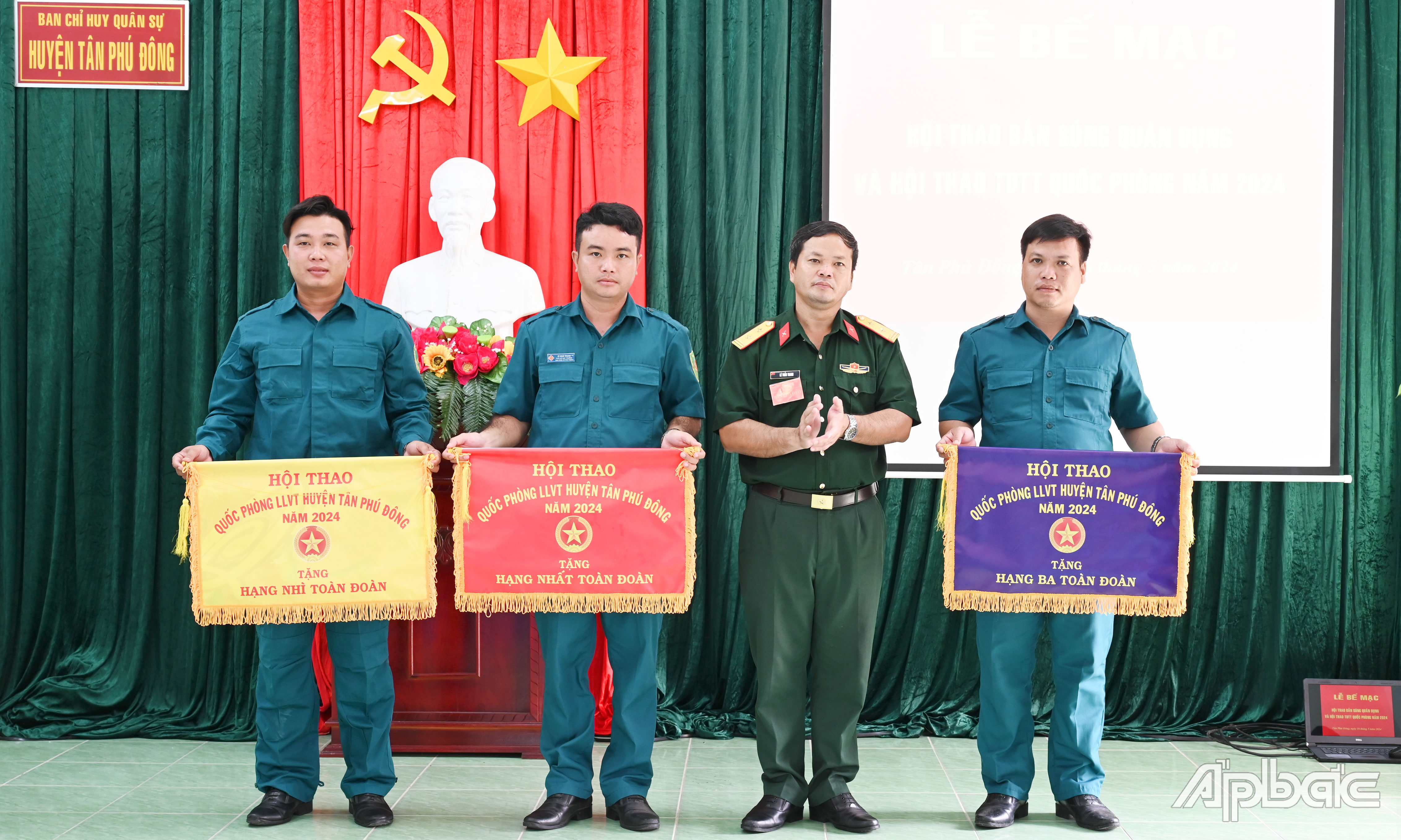 Khen thưởng các tập thể đạt giải cao.
