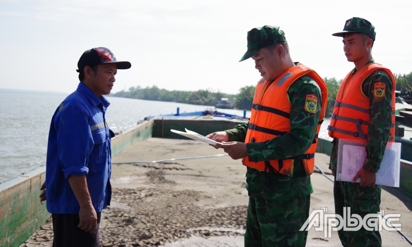 Cán bộ Phòng, chống Ma túy và Tội phạm làm việc với thuyền trưởng phương tiện vi phạm CT-10657.