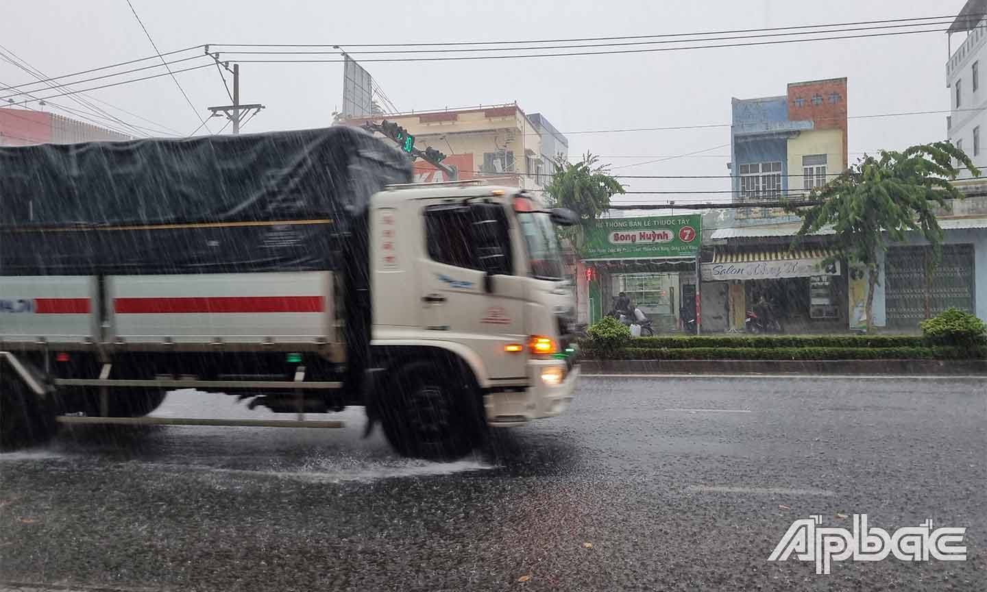 Dự báo trong 24 giờ tới Tiền Giang đêm có mưa rào rải rác và có nơi có dông.