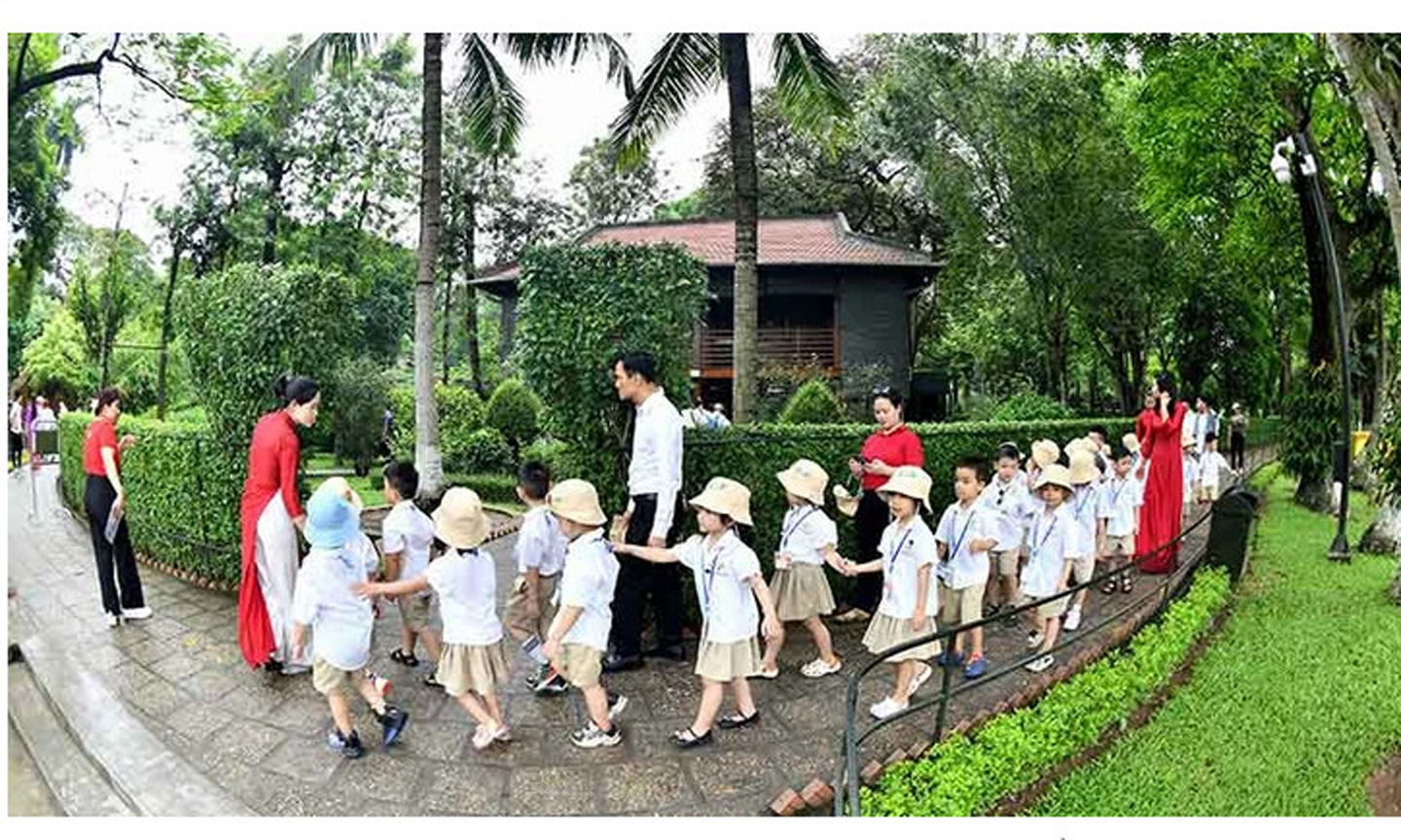 Di tích Nhà sàn Bác Hồ luôn là địa chỉ đỏ đối với du khách thập phương. (Ảnh ANH SƠN)